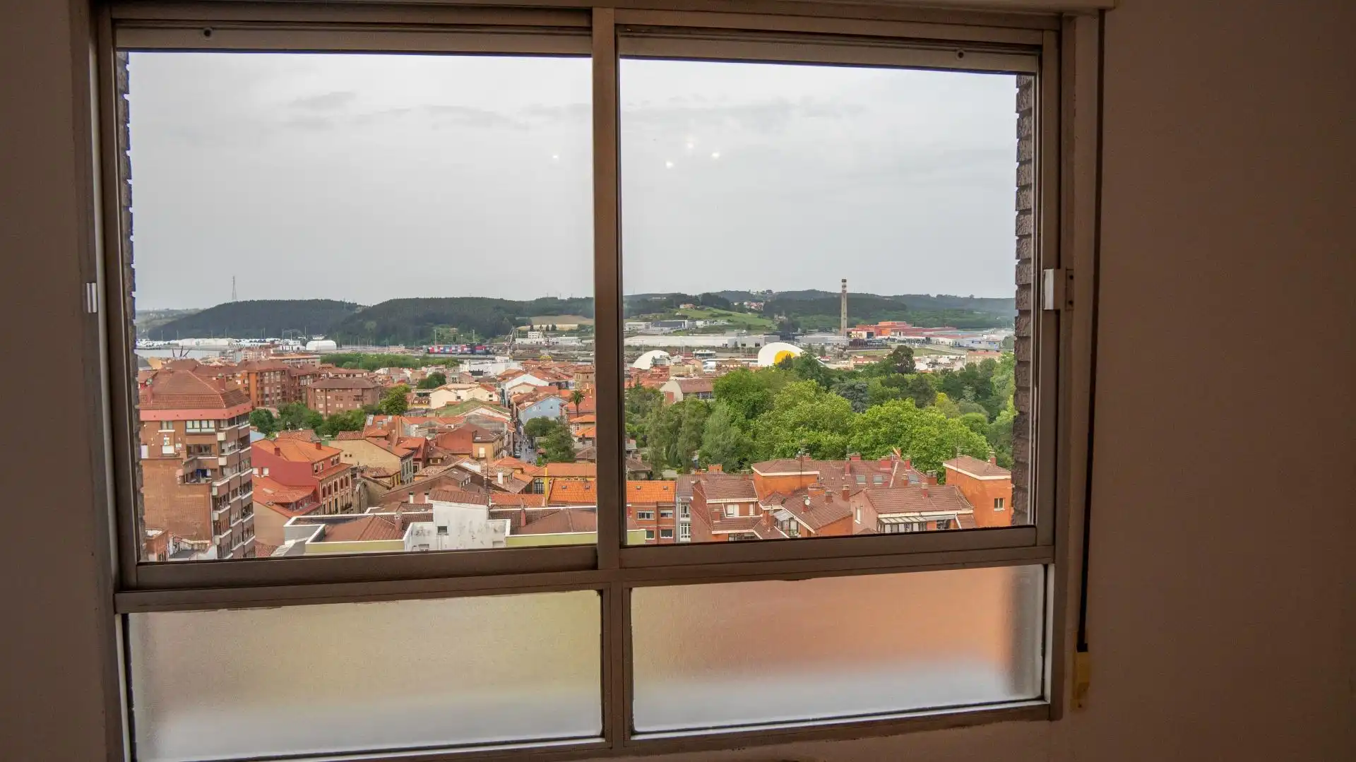 Habitación de Ático en venta en Avilés con Calefacción y Balcón