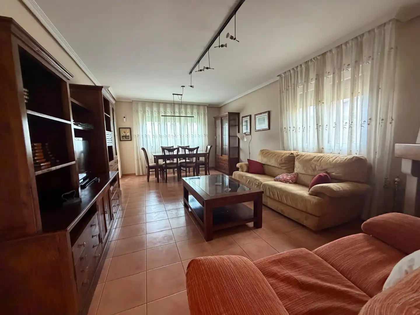 Sala d'estar de Casa adosada en venda en Palazuelos de Eresma amb Calefacció, Terrassa i Alarma