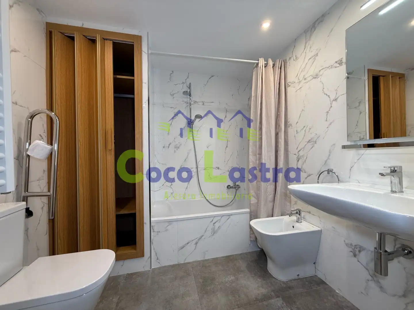 Badezimmer von Wohnung zum Verkauf in Salamanca mit Heizung, Parkett und Abstellraum