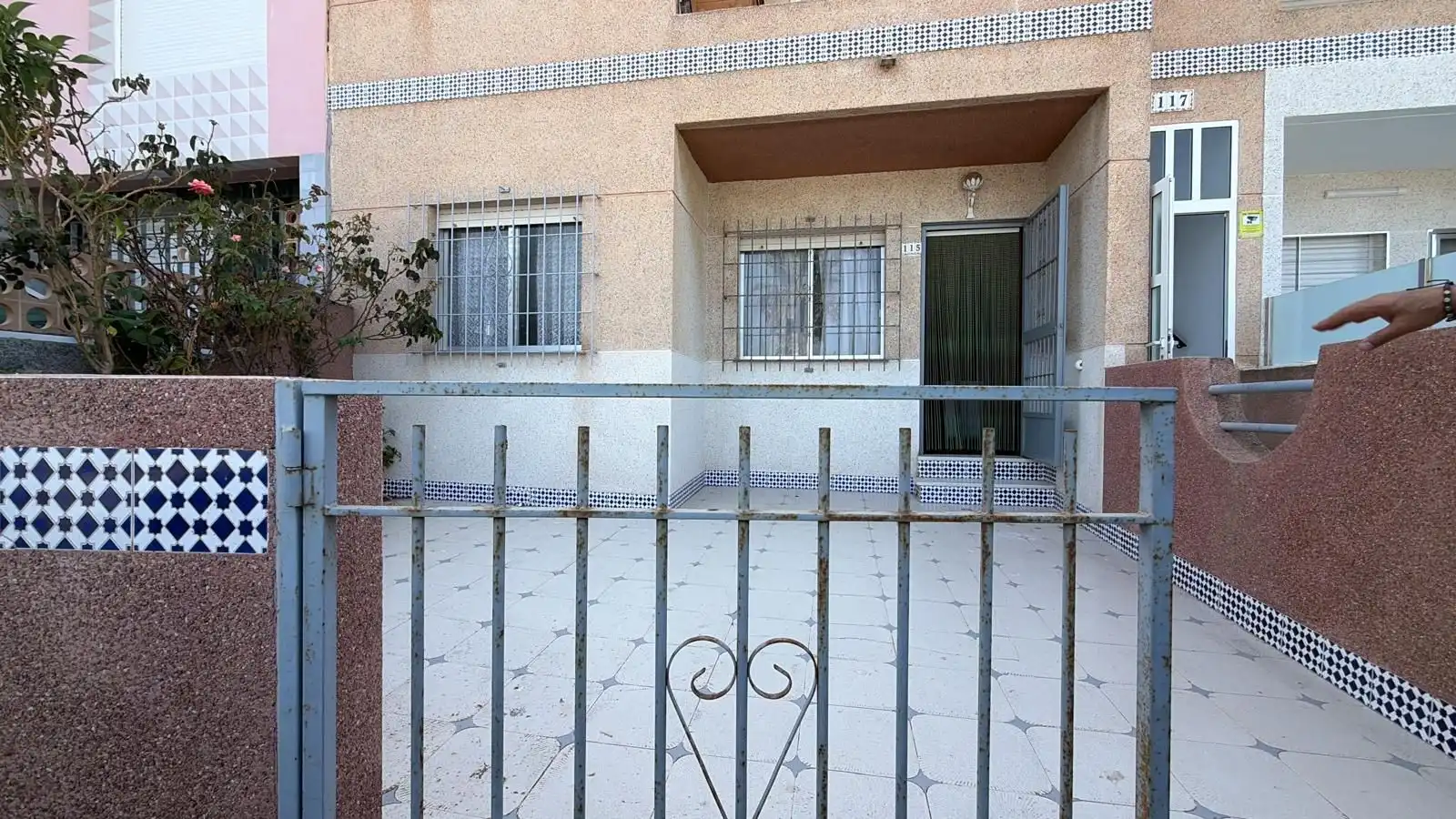 Außenansicht von Wohnung zum Verkauf in San Pedro del Pinatar mit Privatgarten und Abstellraum