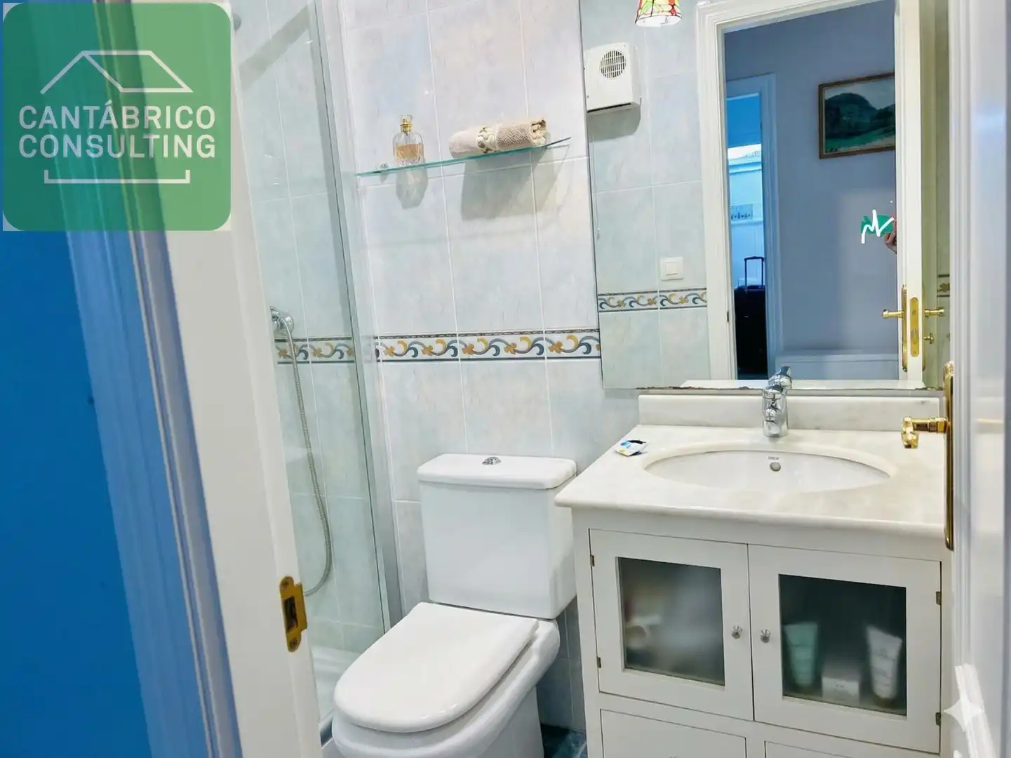 Badezimmer von Maisonette zum Verkauf in Navia mit Heizung, Parkett und Möbliert