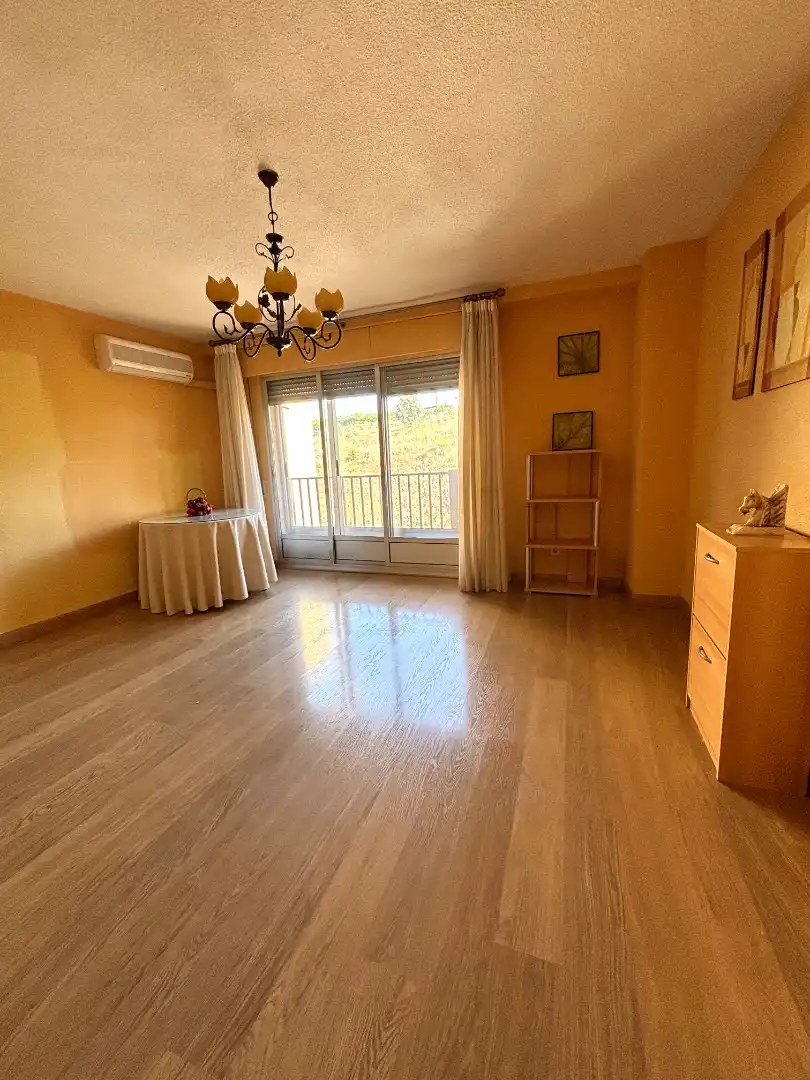 Schlafzimmer von Wohnung zum Verkauf in Plasencia mit Klimaanlage, Parkett und Ofen