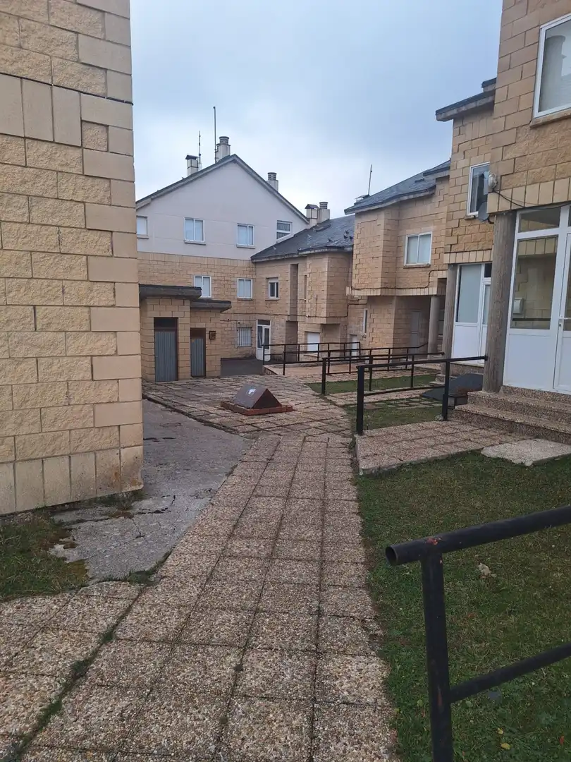 Vista exterior de Casa adosada en venda en Hermandad de Campoo de Suso amb Jardí privat