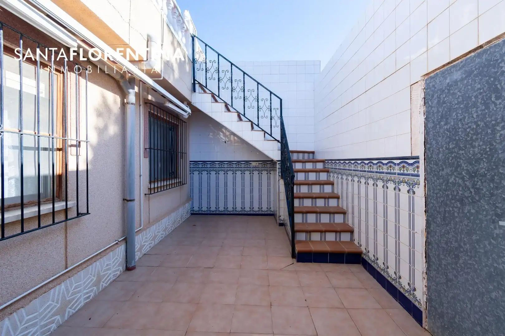 Vista exterior de Casa adosada en venda en Cartagena amb Aire condicionat, Jardí privat i Terrassa