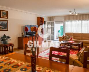 Sala d'estar de Casa o xalet en venda en  Madrid Capital amb Calefacció, Jardí privat i Terrassa