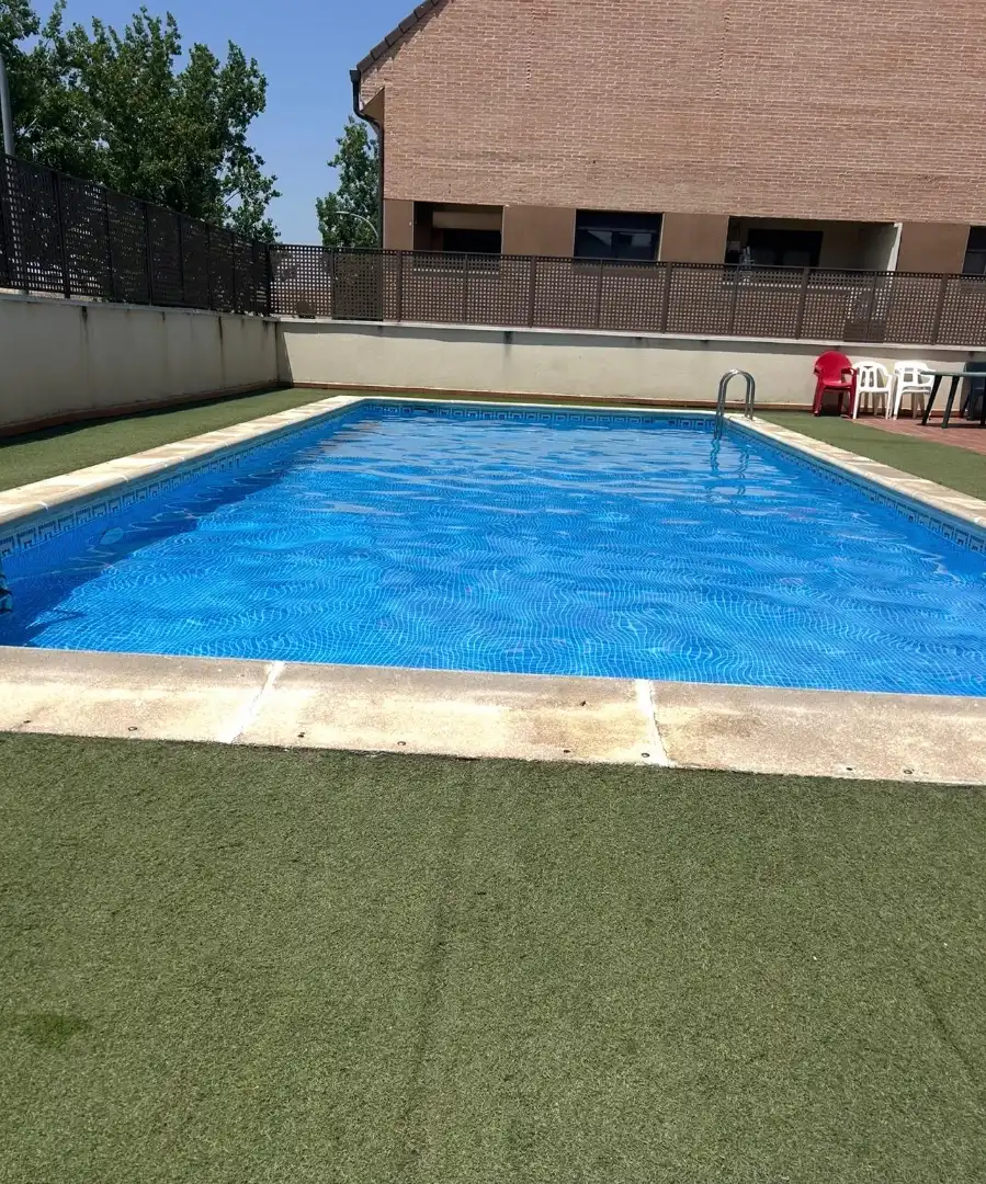 Schwimmbecken von Einfamilien-Reihenhaus zum Verkauf in Casarrubios del Monte mit Klimaanlage, Heizung und Privatgarten