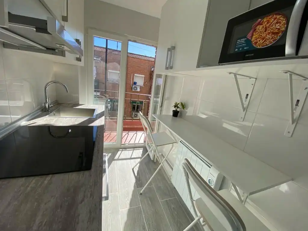 Room in Calle Encarnación Oviol, 43, Los Rosales