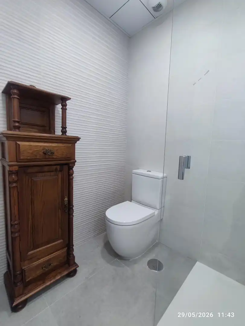 Baño de Piso de alquiler en Almería con Aire acondicionado, Calefacción y Jardín privado