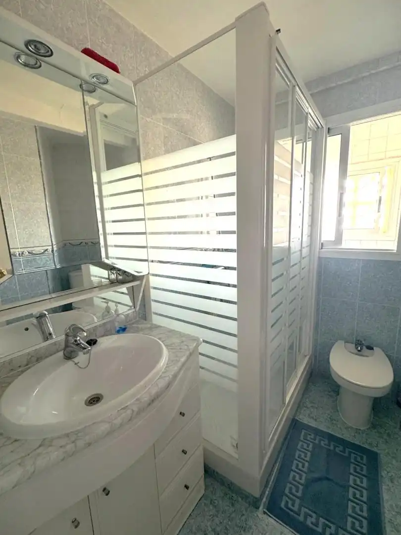 Baño de Apartamento en venta en Benidorm con Aire acondicionado, Jardín privado y Amueblado