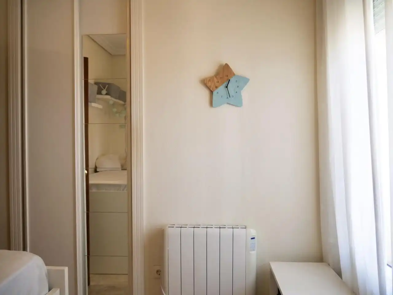 Dormitori de Casa o xalet en venda en Montequinto amb Aire condicionat, Jardí privat i Terrassa