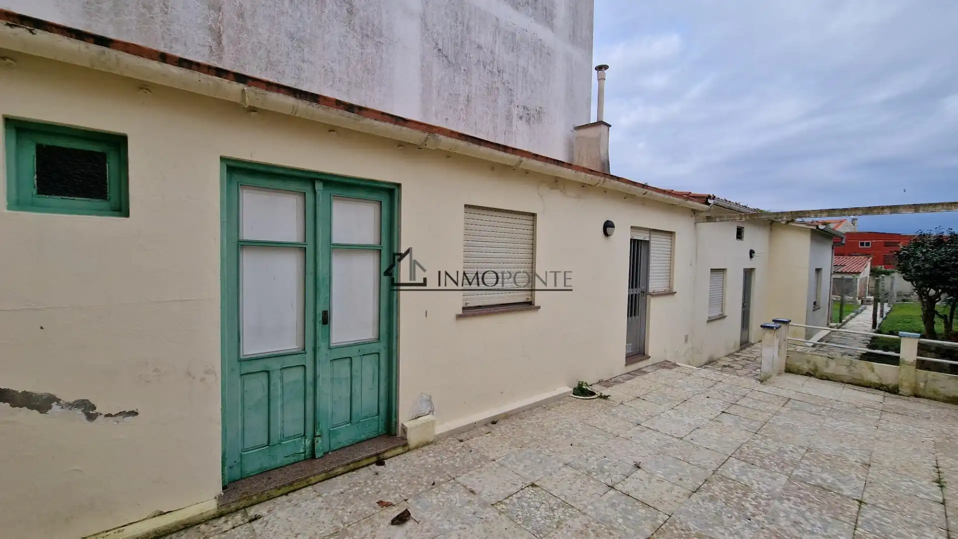 Vista exterior de Casa adosada en venda en O Grove   amb Calefacció, Jardí privat i Traster