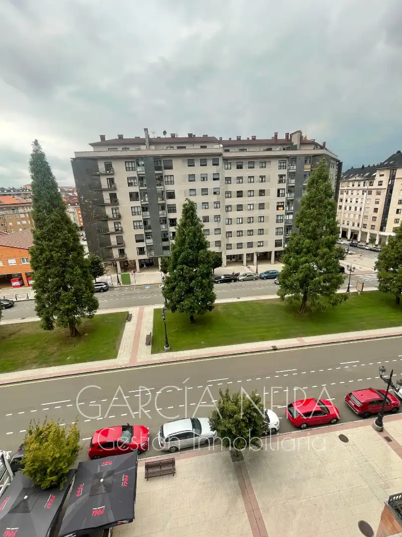 Vista exterior de Pis en venda en Oviedo  amb Calefacció, Jardí privat i Parquet