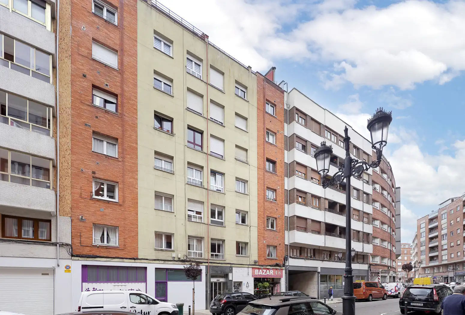 Vista exterior de Piso en venta en Oviedo  con Calefacción, Parquet y Trastero