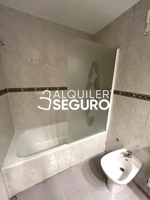 Bathroom of Flat for rent in Madrid  with Heating