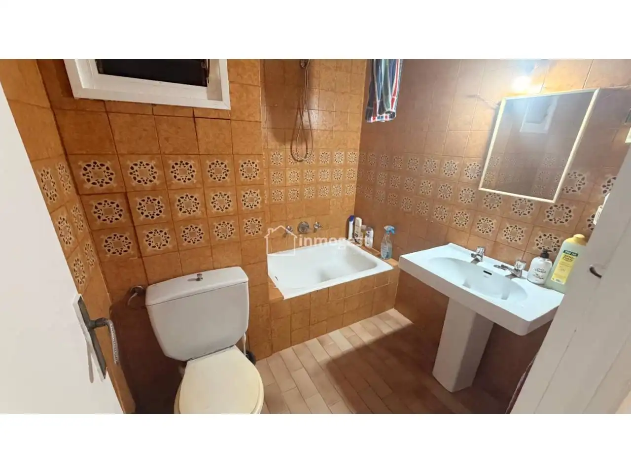 Badezimmer von Wohnung zum Verkauf in Salt mit Abstellraum, Möbliert und Balkon