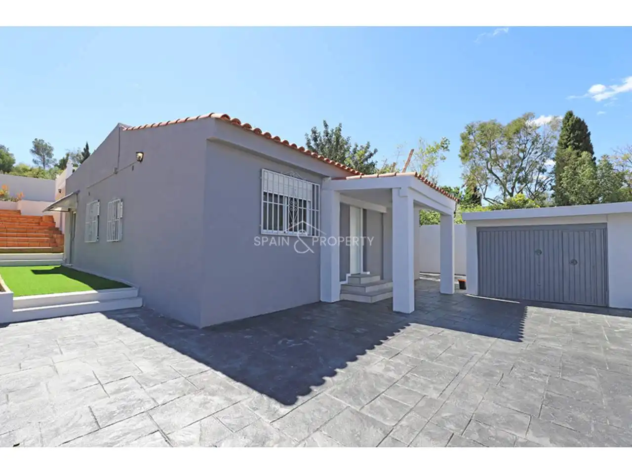 Villa avec piscine à vendre à Montroi / Montroy