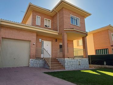 Casa pareada con jardín en venta en Plaza Mayor 9