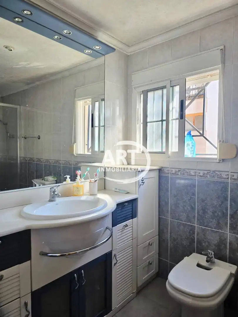 Badezimmer von Einfamilien-Reihenhaus zur Miete in Godella mit Klimaanlage, Heizung und Terrasse