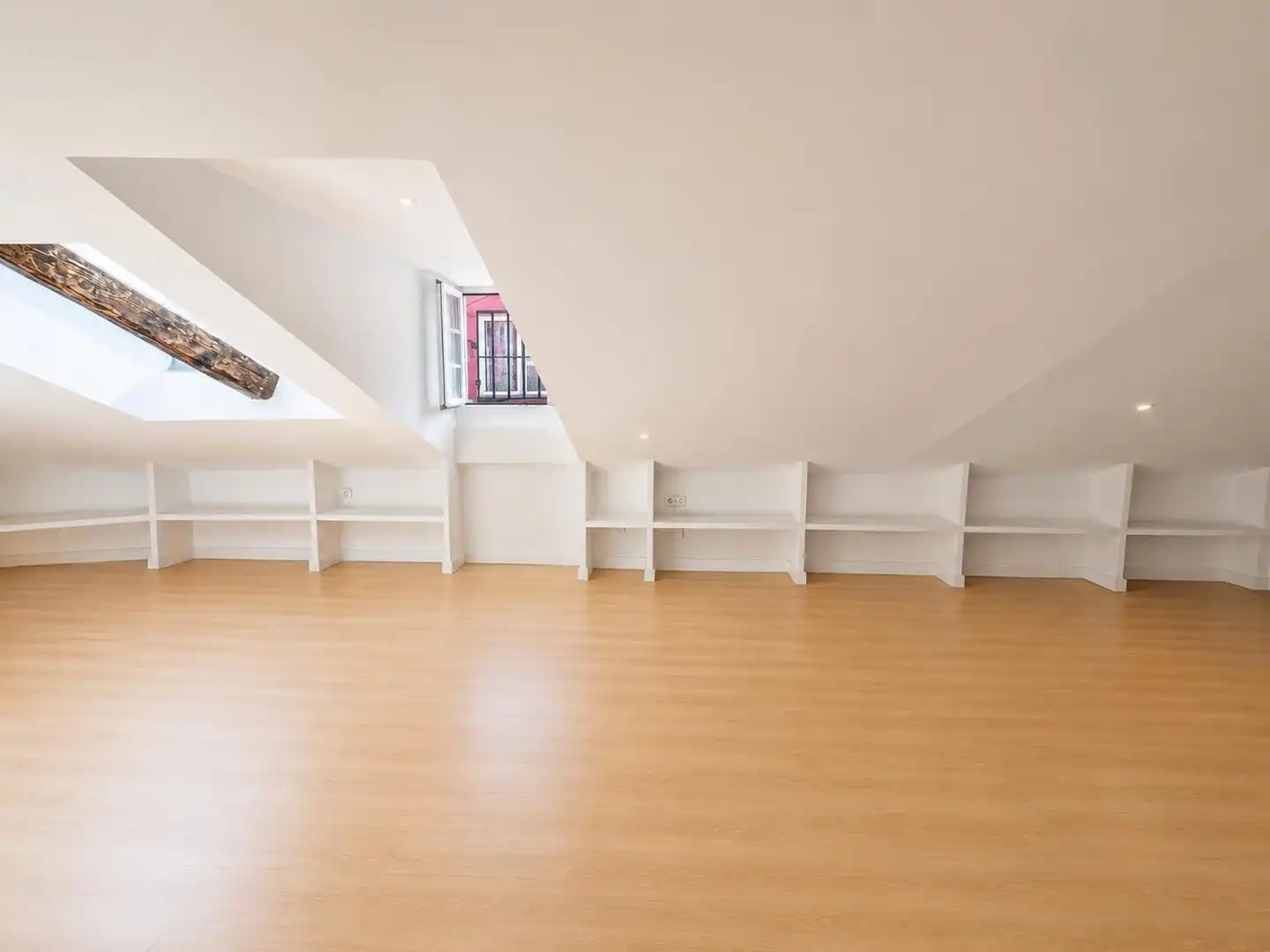 Attic for sale in Madrid  with Air Conditioner and Heating