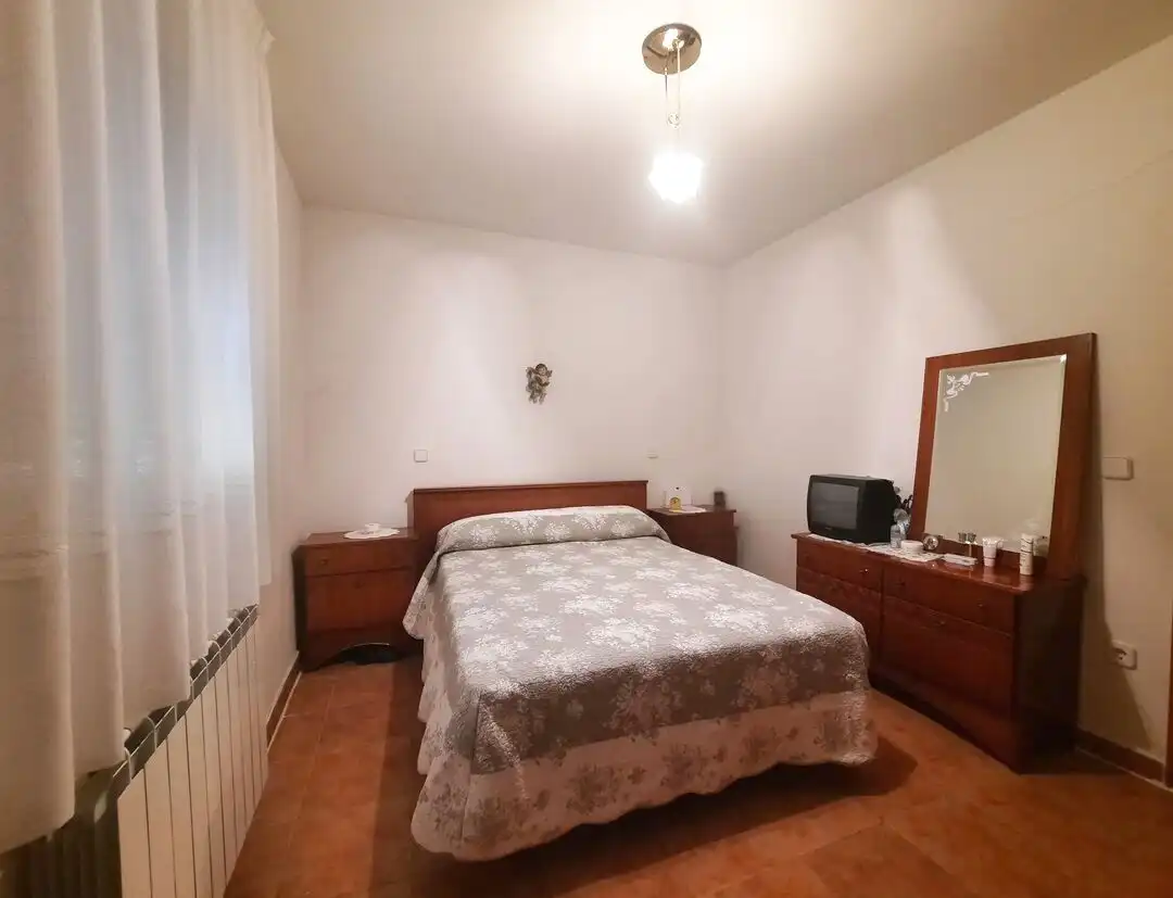 Habitación de Casa adosada en venta en Escalona con Aire acondicionado, Calefacción y Jardín privado