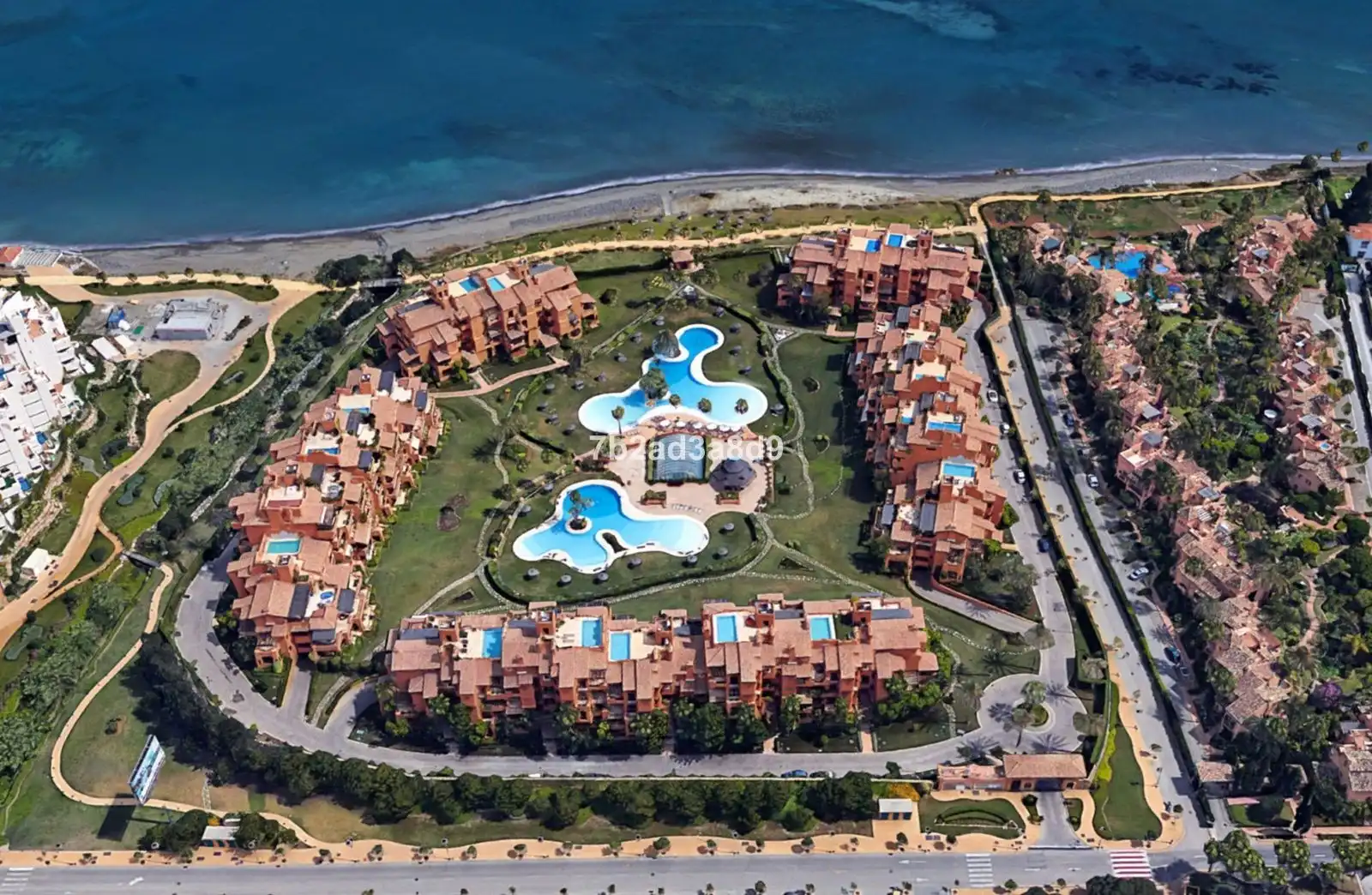 Vista exterior de Pis en venda en Estepona amb Aire condicionat, Terrassa i Piscina