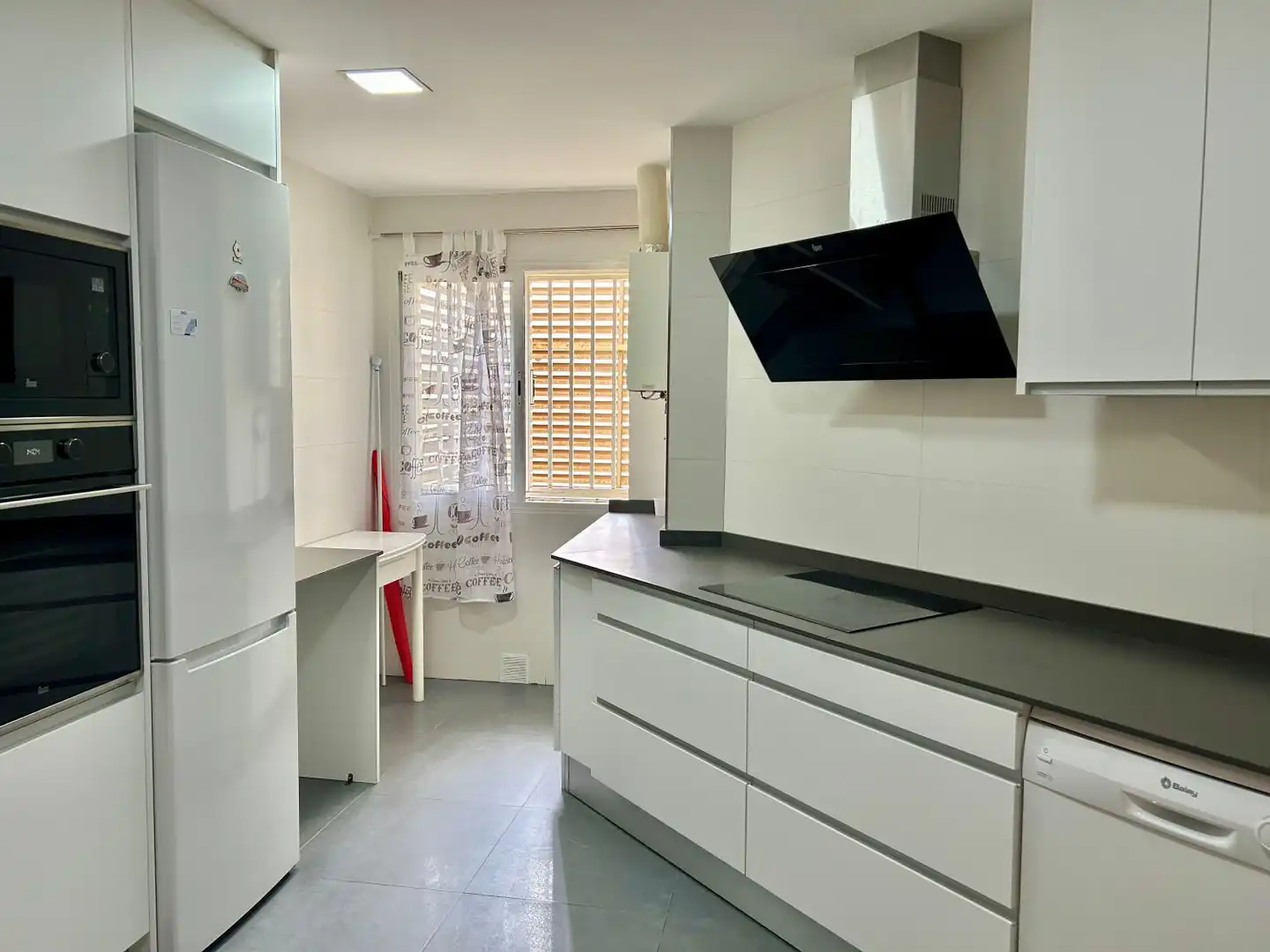 Kitchen of Flat for sale in Sevilla  with Air Conditioner and Community pool