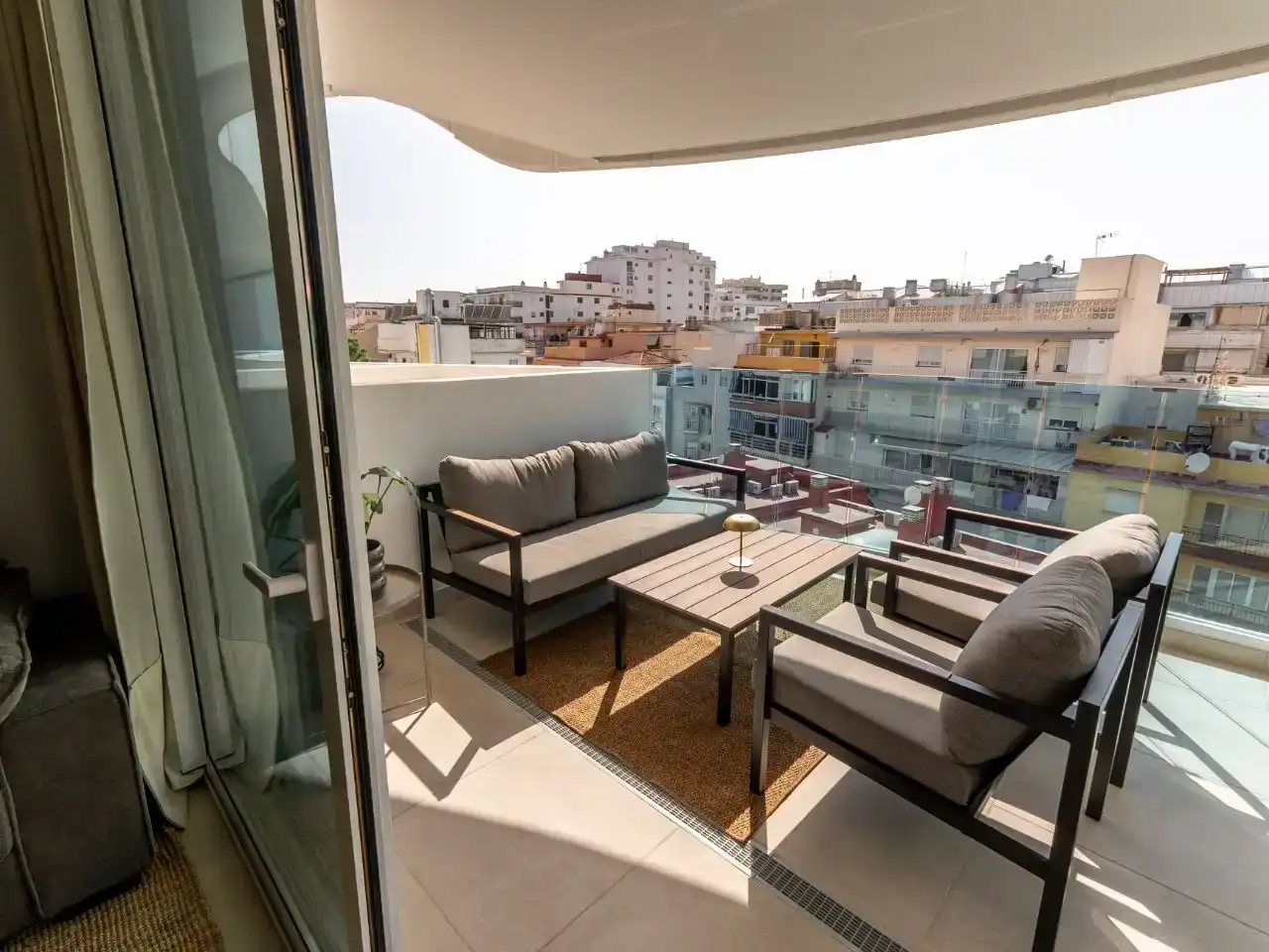 Terrassa de Apartament de lloguer en Fuengirola amb Aire condicionat, Piscina i Balcó