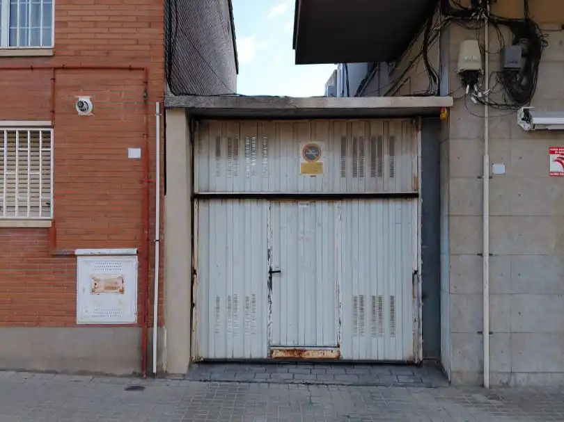 Vista exterior de Garatge en venda en Pallejà