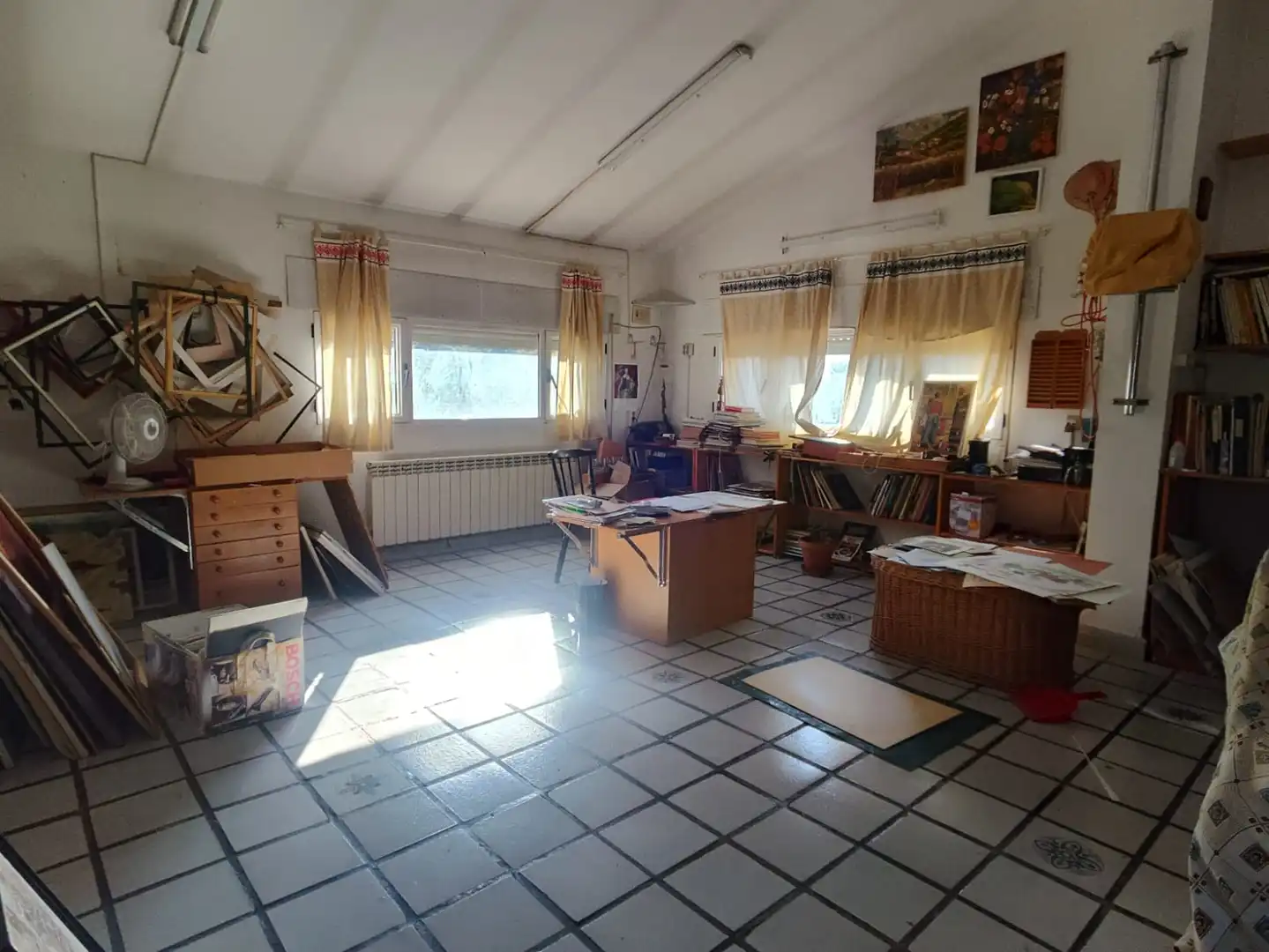 Sala d'estar de Casa o xalet en venda en Sevilla la Nueva amb Calefacció, Jardí privat i Terrassa