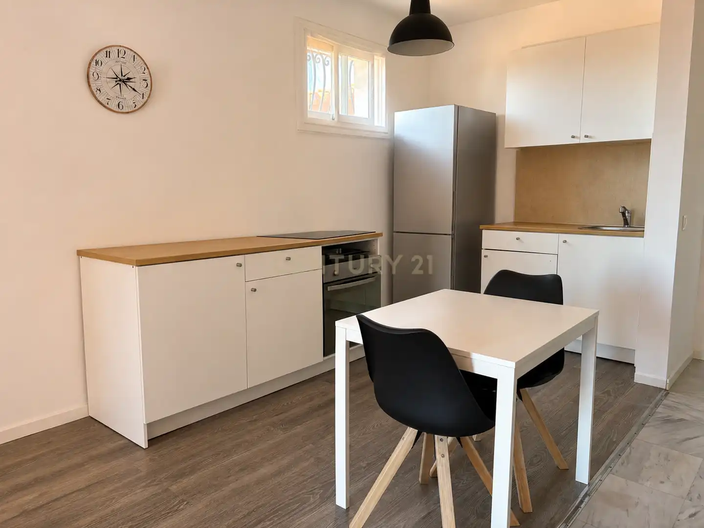 Cuina de Apartament de lloguer en Benalmádena amb Aire condicionat, Jardí privat i Piscina