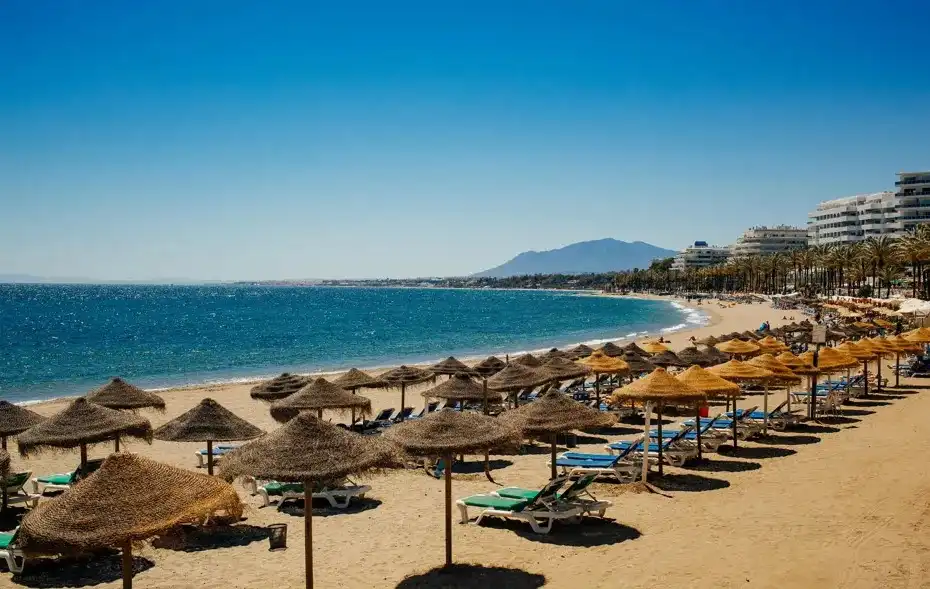 Außenansicht von Wohnung zur Miete in Marbella mit Klimaanlage, Terrasse und Abstellraum