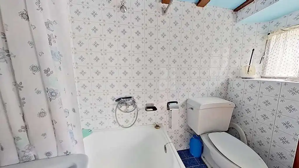 Badezimmer von Einfamilien-Reihenhaus zum Verkauf in Asparrena mit Möbliert