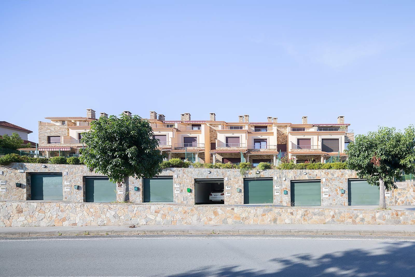 Vista exterior de Casa adosada en venda en Miño amb Jardí privat, Terrassa i Traster