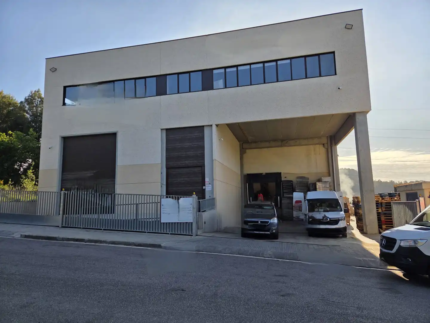 Vista exterior de Nau industrial de lloguer en Rubí amb Calefacció i Alarma