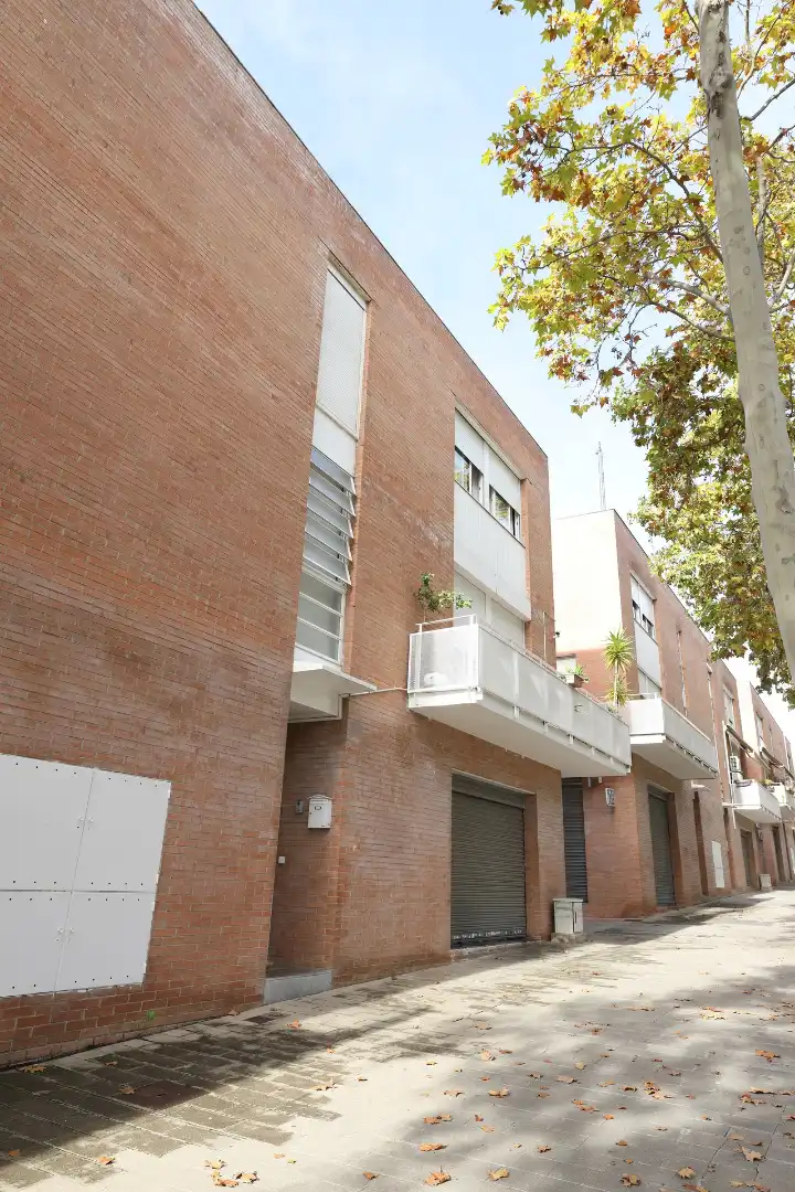 Vista exterior de Casa adosada en venda en Sabadell amb Calefacció, Jardí privat i Terrassa