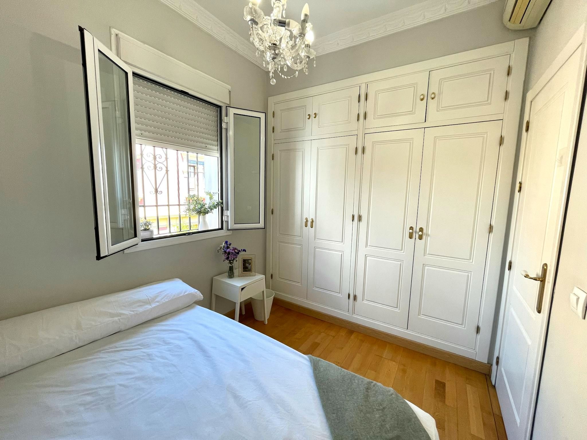 Bedroom of Flat to share in  Sevilla Capital  with Air Conditioner, Private garden and Furnished