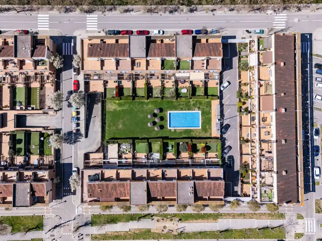 Vista exterior de Casa adosada en venda en Vilanova del Vallès amb Aire condicionat i Piscina