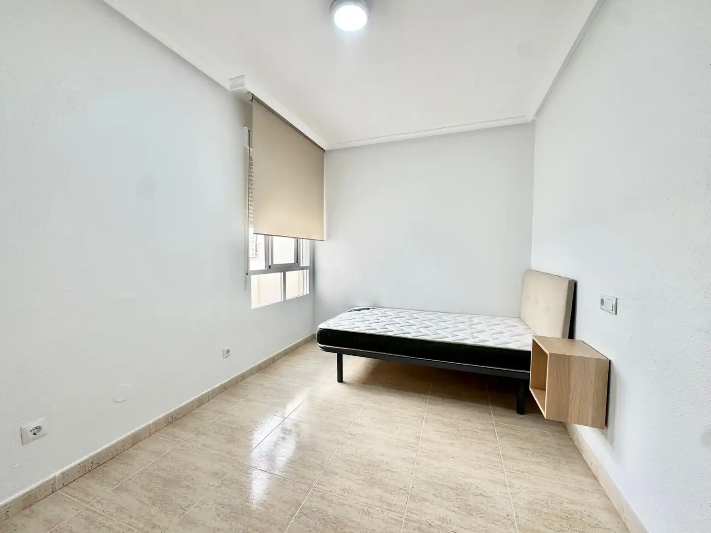 Dormitori de Apartament de lloguer en Guardamar del Segura amb Aire condicionat, Moblat i Rentadora