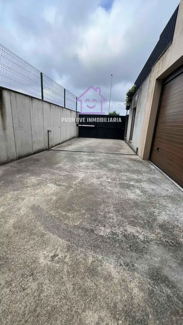 Parking de Casa o chalet de alquiler en A Coruña Capital  con Terraza y Trastero