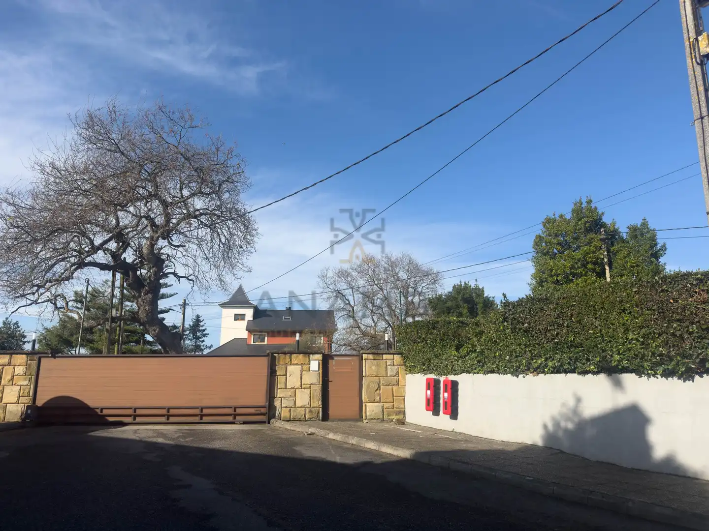 Vista exterior de Casa o xalet en venda en Gijón  amb Traster i Piscina