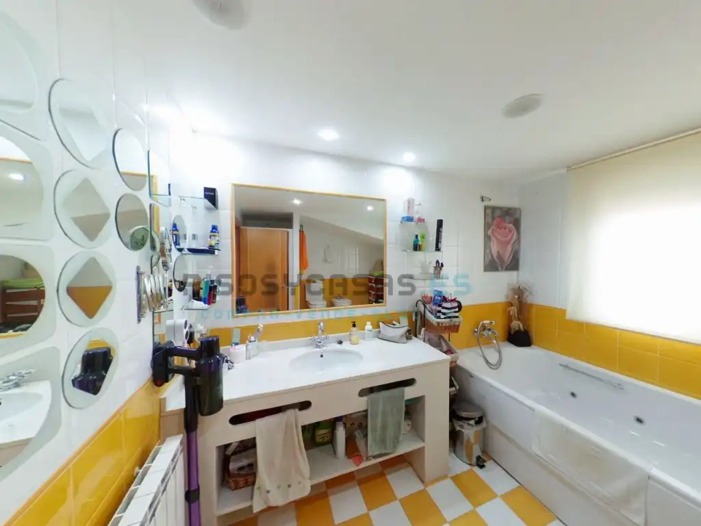 Bathroom of Houses for sale in San Mateo de Gállego  with Air Conditioner, Private garden and Terrace