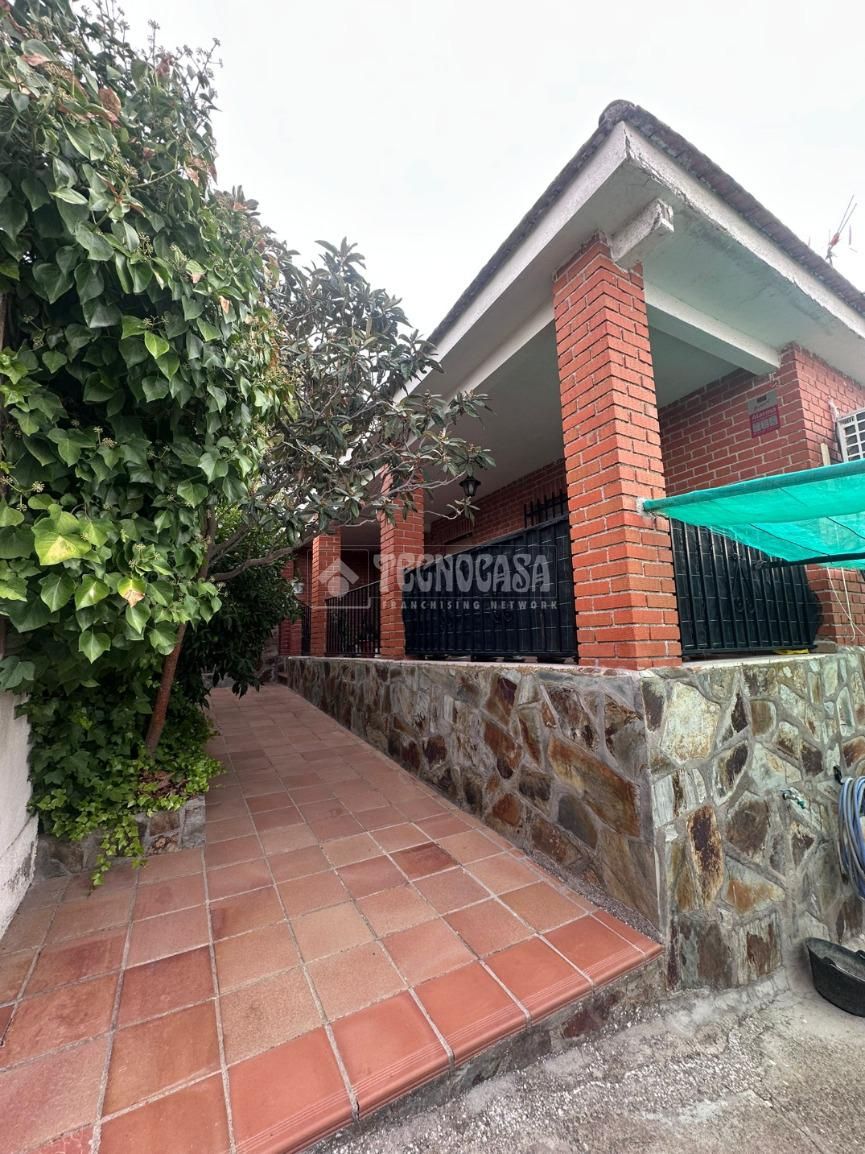 Vista exterior de Casa o xalet en venda en Cedillo del Condado amb Aire condicionat