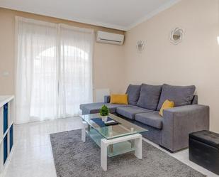Sala d'estar de Apartament de lloguer en Orihuela amb Aire condicionat, Terrassa i Balcó