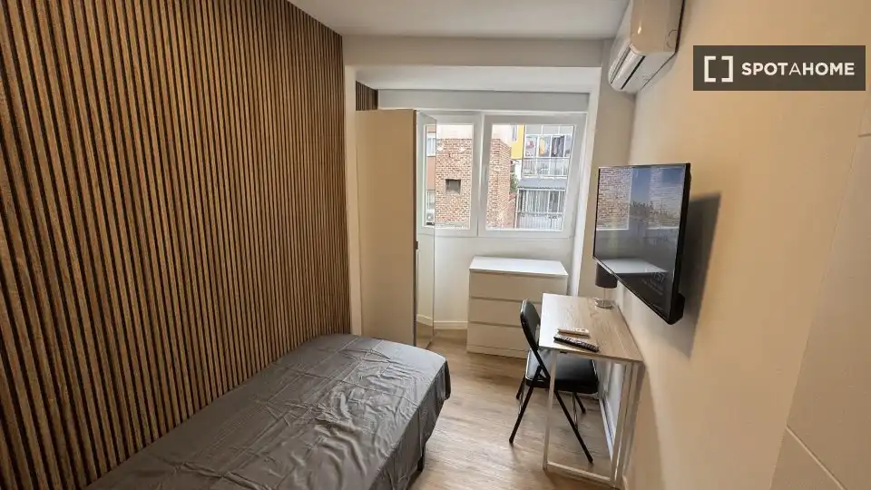 Schlafzimmer von Wohnung zur Miete in Madrid mit Klimaanlage, Heizung und Möbliert