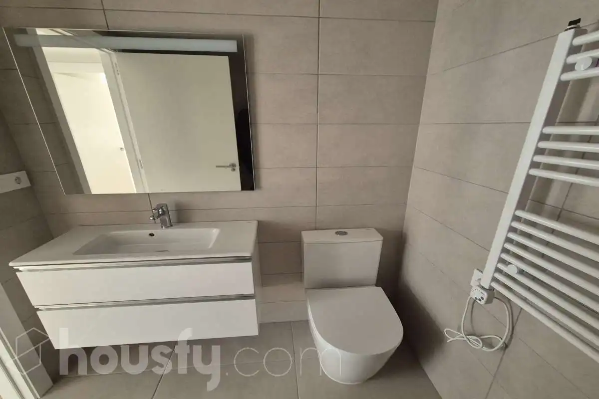 Baño de Piso de alquiler en Viladecans con Aire acondicionado, Parquet y Trastero