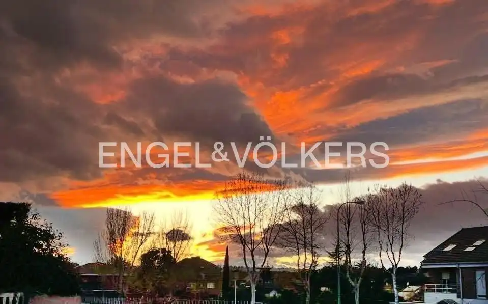 Vista exterior de Casa o xalet en venda en Pozuelo de Alarcón amb Aire condicionat, Calefacció i Jardí privat