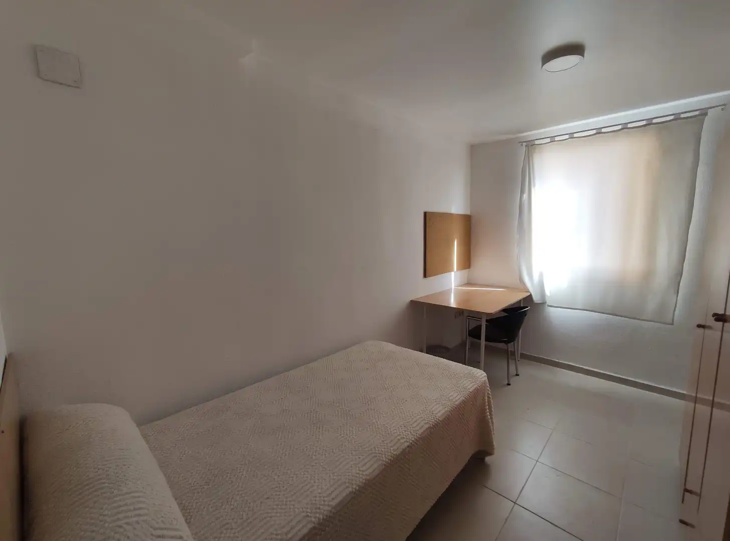 Room in Plaza Crevillente - Antiguos Juzgados - El Asilo