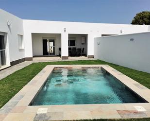 Piscina de Casa o xalet de lloguer en Chiclana de la Frontera amb Aire condicionat, Calefacció i Jardí privat