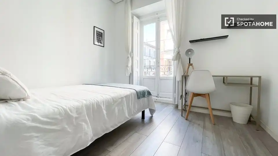 Bedroom of Flat for share in Madrid  with Air Conditioner, Heating and Terrace