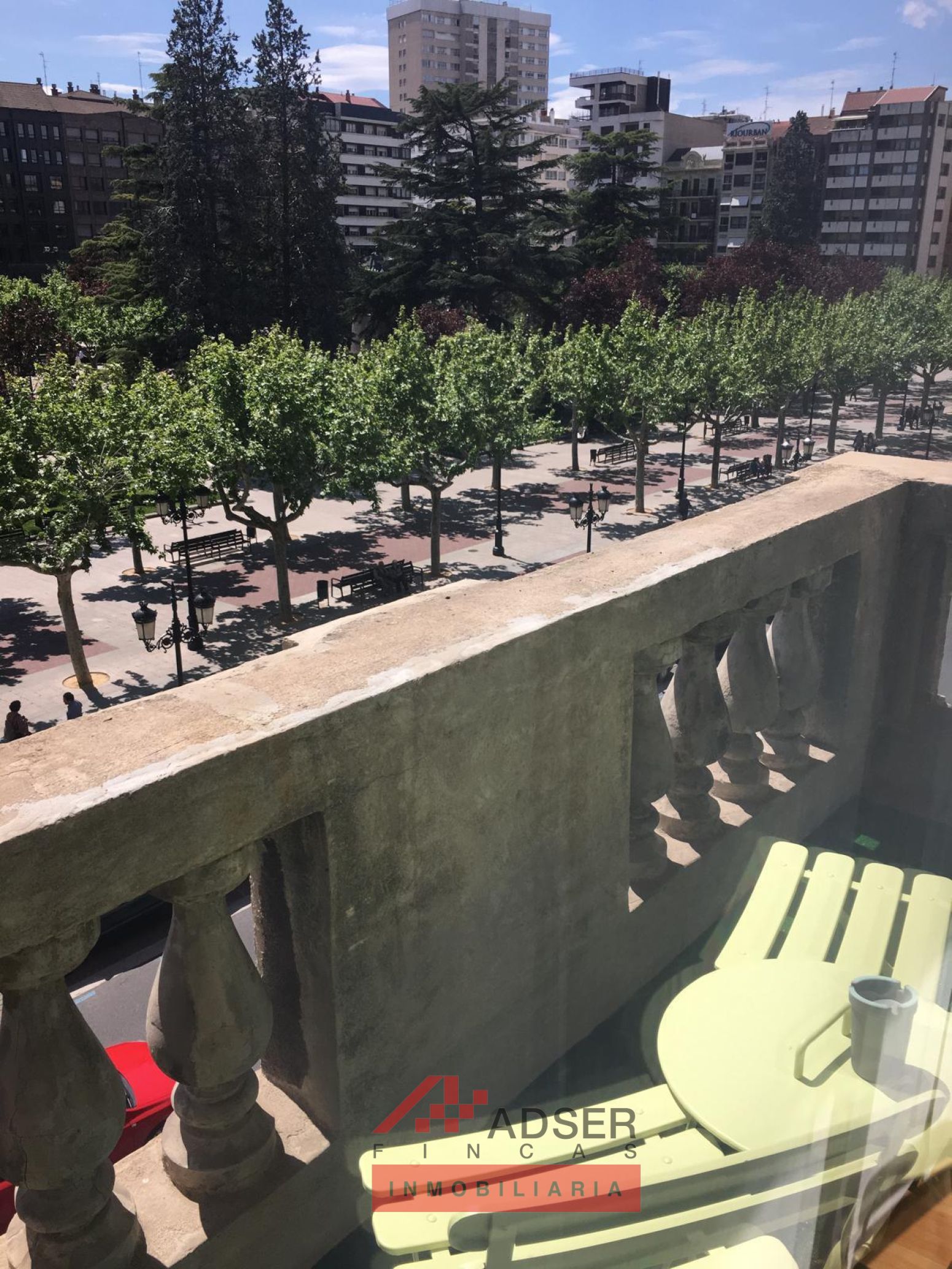 Terrassa de Pis de lloguer en  Logroño amb Calefacció, Parquet i Balcó